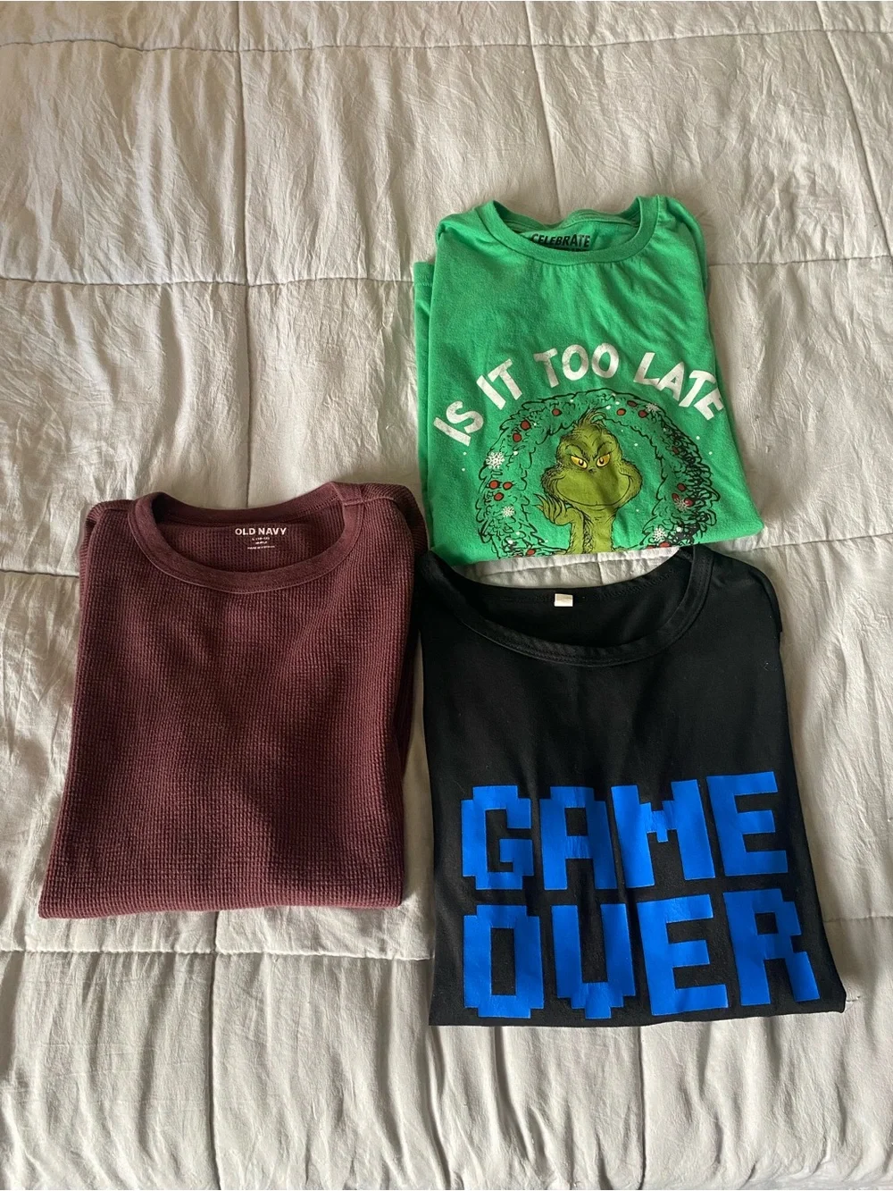 3  Long-Sleeve Tee with graphic in black, green and burdeo